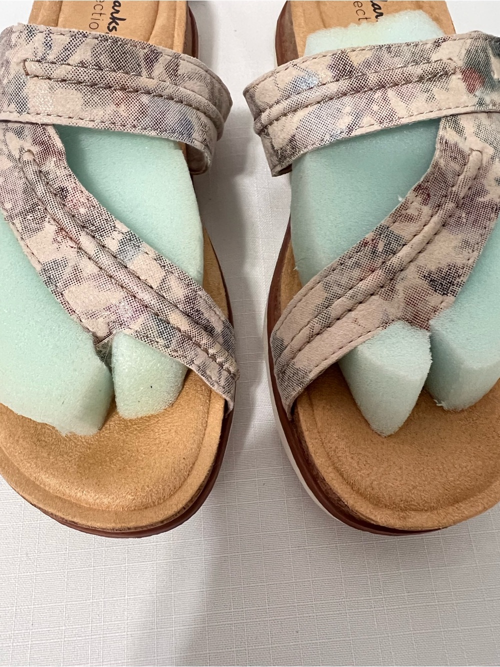 Clarks Beige Floral Cross-Strap Cork Bottom Resortwear Casual Comfort Sandals 9 - Picture 3 of 13